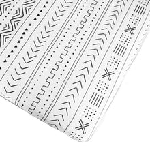 Cargar imagen en el visor de la galería, Cubrecolchon de Cuna - Mudcloth