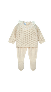 Traje Bordado Beige con Cuello Redondo